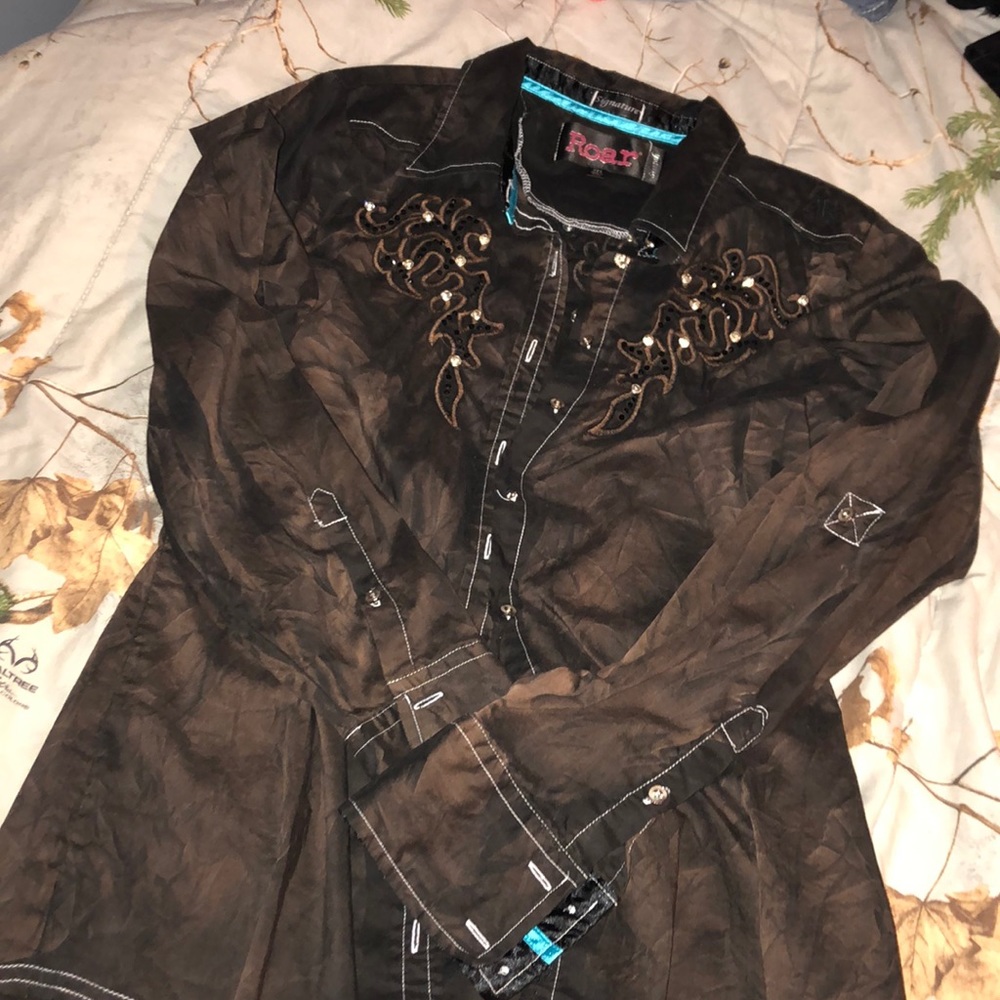 Roar button up
